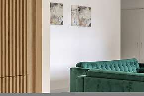 Luxury Spacious Flat With Communal Gardens Parking