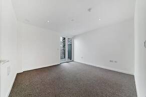 Luxury Spacious Flat With Communal Gardens Parking