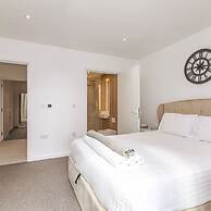 Luxury Spacious Flat With Communal Gardens Parking