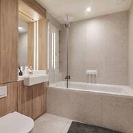 Luxury Spacious Flat With Communal Gardens Parking