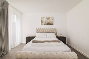 Luxury Spacious Flat With Communal Gardens Parking