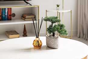 Luxury Spacious Flat With Communal Gardens Parking