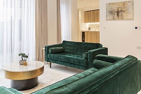 Luxury Spacious Flat With Communal Gardens Parking