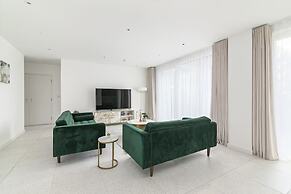 Luxury Spacious Flat With Communal Gardens Parking