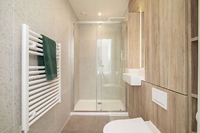 Luxury Spacious Flat With Communal Gardens Parking