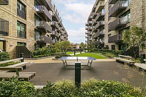 Luxury Spacious Flat With Communal Gardens Parking