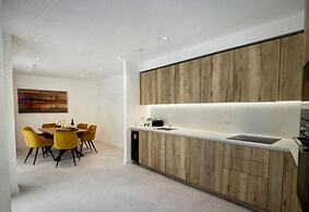 Luxury Spacious Flat With Communal Gardens Parking