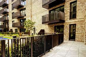 Luxury Spacious Flat With Communal Gardens Parking