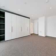 Luxury Spacious Flat With Communal Gardens Parking