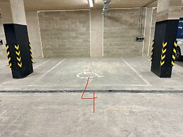 Luxury Spacious Flat With Communal Gardens Parking