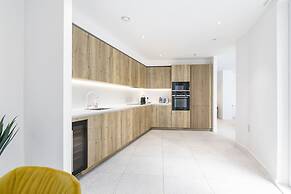 Luxury Spacious Flat With Communal Gardens Parking