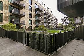Luxury Spacious Flat With Communal Gardens Parking