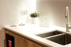 Luxury Spacious Flat With Communal Gardens Parking