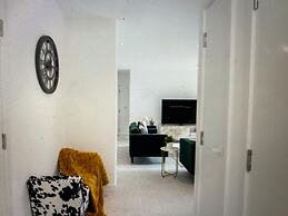 Luxury Spacious Flat With Communal Gardens Parking