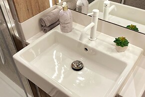 Luxury Spacious Flat With Communal Gardens Parking