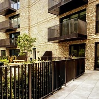 Luxury Spacious Flat With Communal Gardens Parking