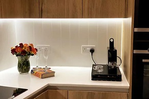 Luxury Spacious Flat With Communal Gardens Parking