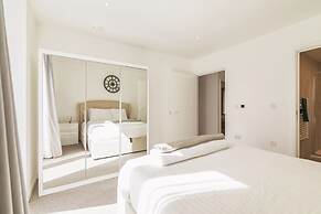 Luxury Spacious Flat With Communal Gardens Parking