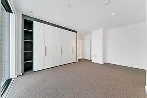 Luxury Spacious Flat With Communal Gardens Parking