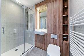 Luxury Spacious Flat With Communal Gardens Parking