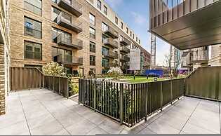 Luxury Spacious Flat With Communal Gardens Parking