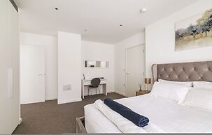 Luxury Spacious Flat With Communal Gardens Parking