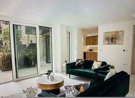 Luxury Spacious Flat With Communal Gardens Parking