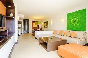 Beautiful Aldea Thai l Resort-style Pool