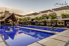 Beautiful Aldea Thai l Resort-style Pool