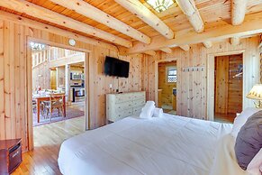 Private Hot Tub & Fire Pit: Log Cabin in Blakeslee