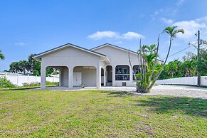 Manasota Key Home w/ Screened Porch: Walk to Beach