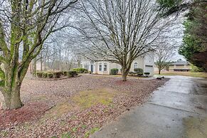 Pet-friendly Atlanta Home: 9 Mi to Downtown!