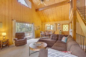 Woodsy Lake Arrowhead Cabin w/ Fire Pit Table