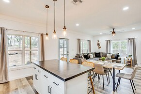 Winnsboro Barndominium w/ Fire Pit & Large Deck!
