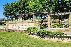 Backyard, Deck & Fire Pit: Conroe Getaway