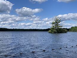 Pocono Retreat: Lake, Firepit, Bbq, Gameroom, Ski 4 Bedroom Home by Re