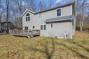 Pocono Retreat: Lake, Firepit, Bbq, Gameroom, Ski 4 Bedroom Home by Re