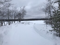 Pocono Retreat: Lake, Firepit, Bbq, Gameroom, Ski 4 Bedroom Home by Re