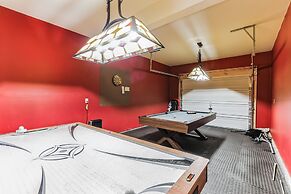 Pocono Retreat: Lake, Firepit, Bbq, Gameroom, Ski 4 Bedroom Home by Re