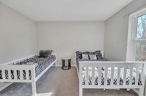 Pocono Retreat: Lake, Firepit, Bbq, Gameroom, Ski 4 Bedroom Home by Re