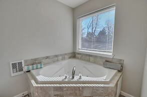 Pocono Retreat: Lake, Firepit, Bbq, Gameroom, Ski 4 Bedroom Home by Re