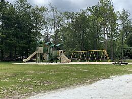 Pocono Retreat: Lake, Firepit, Bbq, Gameroom, Ski 4 Bedroom Home by Re