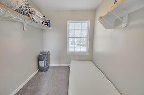 Pocono Retreat: Lake, Firepit, Bbq, Gameroom, Ski 4 Bedroom Home by Re