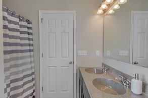 Pocono Retreat: Lake, Firepit, Bbq, Gameroom, Ski 4 Bedroom Home by Re