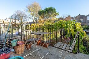 Spacious 2BD Flat By Regents Park & Camden Town!