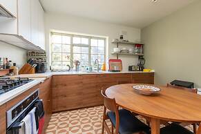 Spacious 2BD Flat By Regents Park & Camden Town!