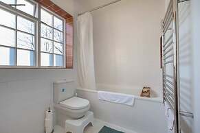 Spacious 2BD Flat By Regents Park & Camden Town!