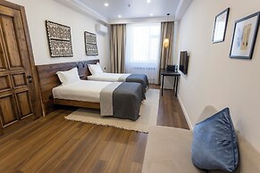 WEST INN Akjola Hotel