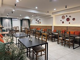 WEST INN Akjola Hotel