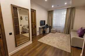 WEST INN Akjola Hotel